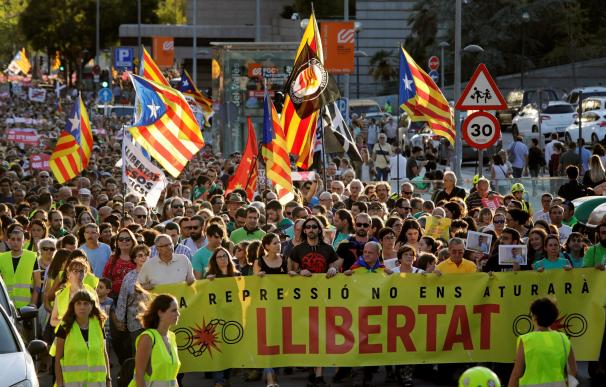 Cientos de personas participan en una manifestación que ha pasado por delante de los juzgados y por las calles de Sabadell para reclamar la puesta en libertad de los siete miembros de los CDR que ingresaron el jueves en prisión. EFE/ Susanna Sáez