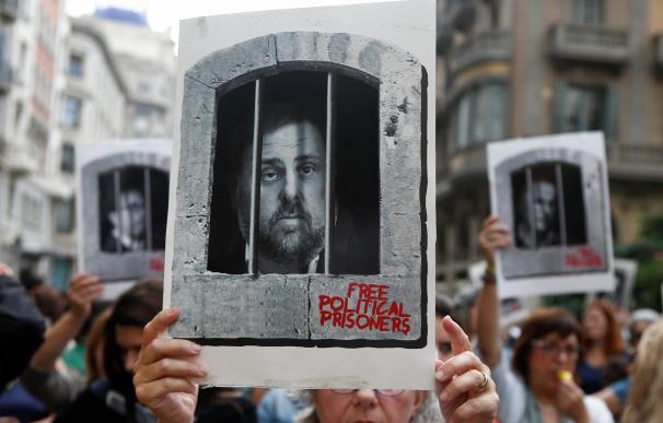 Centenares de personas cortan la céntrica Via Laietana de Barcelona en protesta por la sentencia del procés