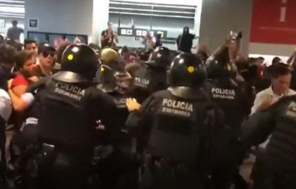 La Policía carga en El Prat