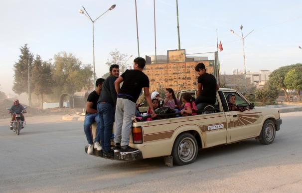 Familias kurdas huyen de sus ciudades de origen, Ras al-Ein, debido a la ofensiva turca en el norte de Siria. / EFE