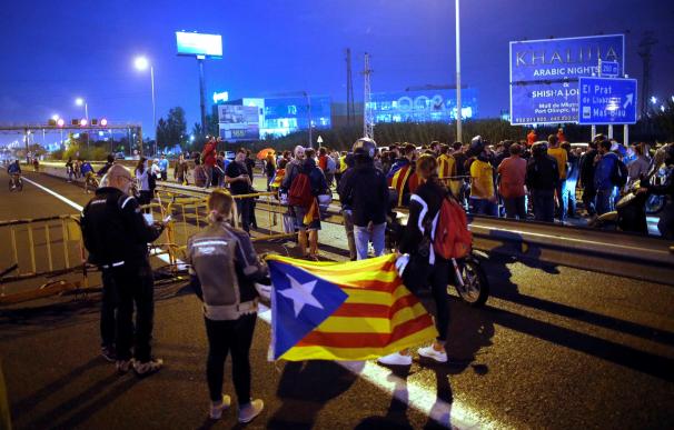 Manifestaciones fuera del aeropuerto catalán. /EFE