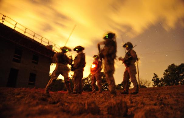 Un grupo de miembros de los SEAL de la Marina de EEUU en un entrenamiento de combate urbano. (Foto: Petty Officer 2nd Class Meranda Keller)