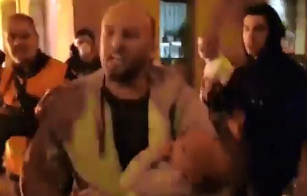Protestas - hombre con bebé