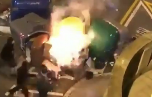 Vídeo de radicales atacando a un barcelonés que apagó un contenedor.