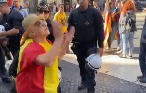 Enfrentamiento entre una mujer con la bandera de España e 'indepes'