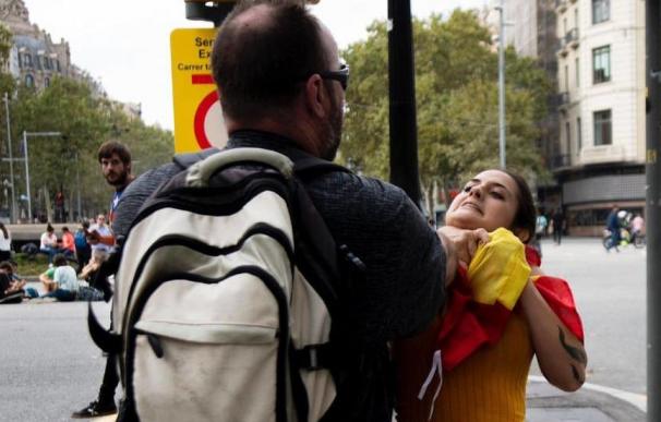 Una joven con la bandera de España agredida en Barcelona