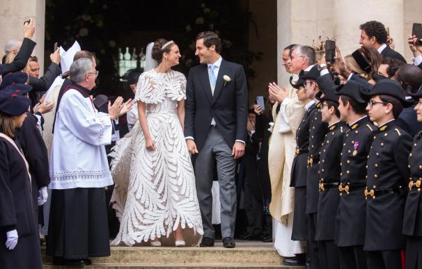 El príncipe Jean-Christophe Napoleón y la condesa Olympia Arco-Zunneberg tras la boda en Saint-Louis-des-Invalides en París, Francia, el 19 de octubre de 2019. /EFE / EPA / CHRISTOPHE PETIT TESSON
