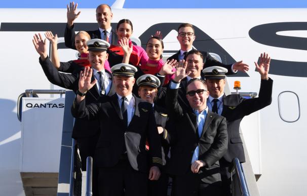 La tripulación del Boeing 787 de Qantas celebrando el vuelo de Nueva York a Sydney el 20 de octubre de 2019. /EFE