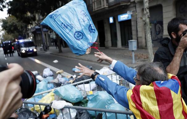 Centenares de personas arrojan bolsas de basura ante Delegación del Gobierno. /EFE