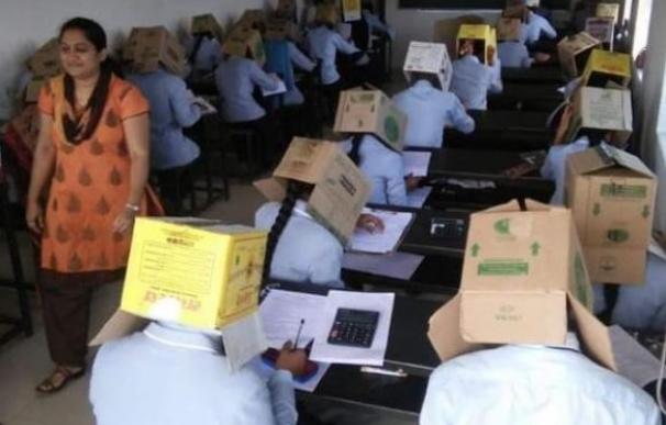 Obligan a estudiantes a hacer exámenes con cajas en la cabeza para no copiar