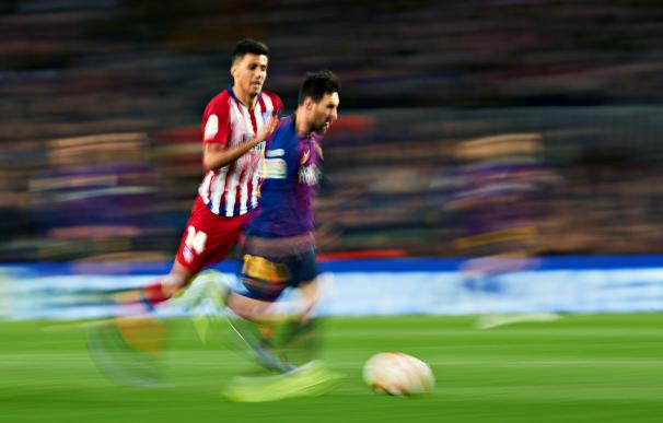 El delantero argentino del FC Barcelona, Leo Messi (d), conduce el balón ante el centrocampista del Atlético de Madrid, Rodrigo (EFE)