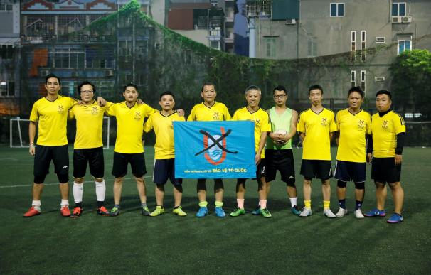Equipo de fútbol conformado por activistas en Vietnam. /EFE