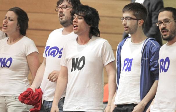 Un grupo de jóvenes muestran camisetas alusivas al paro juvenil.