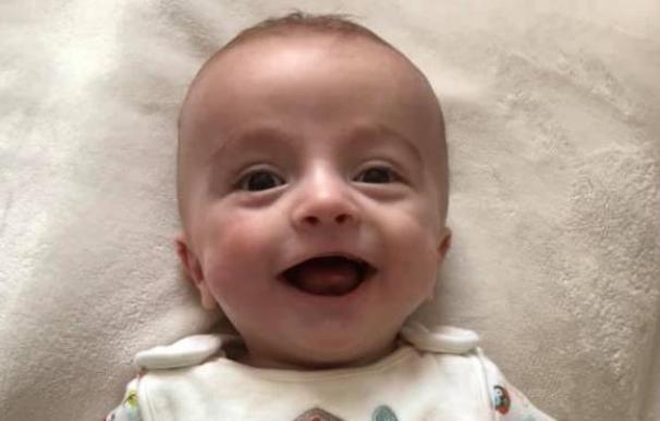 Fotografía de Michael, el bebé que se despertó del coma y sonrió.