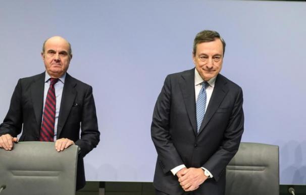 Fotografía Luis de Guindos y Mario Draghi / EFE