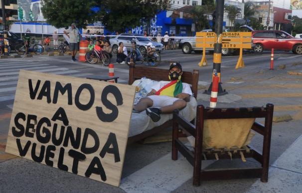 Grupos de personas bloquean una vía durante las protestas por supuesto fraude electoral en los comicios generales este viernes, en Santa Cruz (Bolivia). /EFE