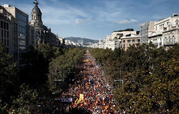 Miles de personas se concentran en el centro de Barcelona, convocadas por Societat Civil Catalana. /EFE/Jesús Diges