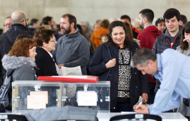 Los ciudadanos designados para formar parte de una mesa durante el proceso de constitución de la misma en un colegio electoral de Vitoria. / EFE