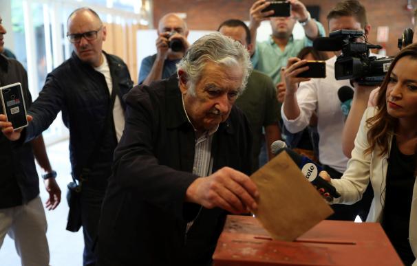 Pepe Mújica, emitiendo su voto
