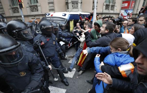 Mossos d'Esquadra impiden el paso de manifestantes en las inmediaciones de la Delegación del Gobierno en Cataluña. /EFE