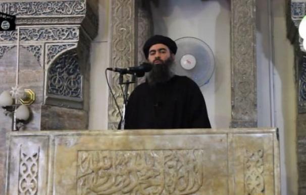 Abu Bakr al-Baghdadi, en un fotograma del vídeo, grabado en una mezquita en Mosul. /L.I