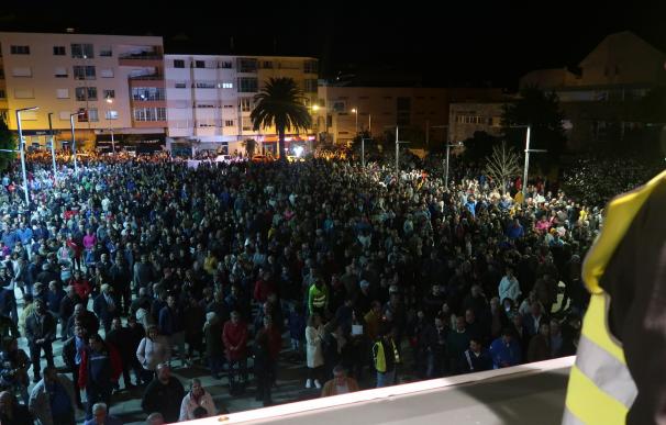 Varios miles de personas se concentran en Burela para reclamar una solución para Alcoa