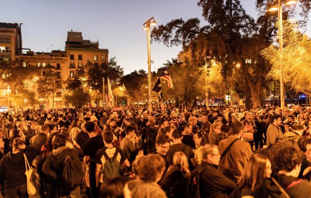 Más de mil jóvenes independentistas se manifiestan desde plaza Universitat contra la "represión"