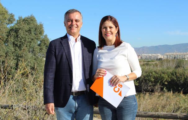 La portavoz municipal de Ciudadanos Málaga, Noelia Losada y el parlamentario Javier Pareja