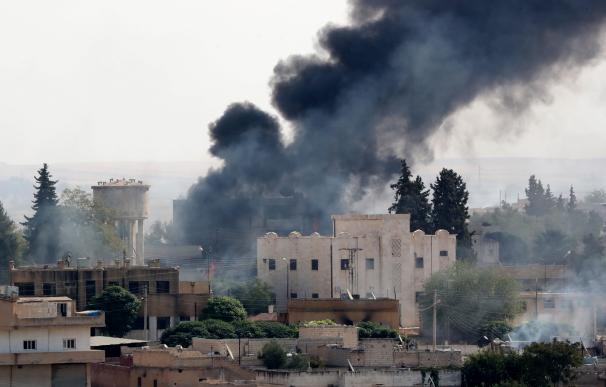 Una imagen tomada desde territorio turco muestra humo saliendo de objetivos dentro de Siria durante el bombardeo de las fuerzas turcas en la ciudad de Ras al-Ein. /EFE/EPA/ERDEM SAHIN