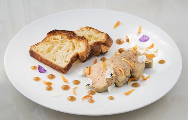 Foie gras a la sal con pan brioche / Antoinette