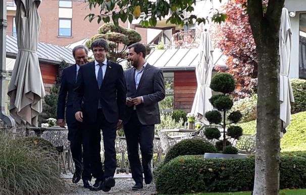 El exconseller Toni Comín (d), junto a Carles Puigdemont (c) y Quim Torra (i).