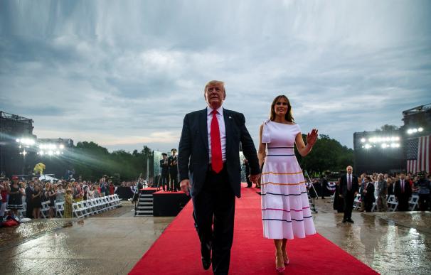 El presidente de los Estados Unidos, Donald Trump (L) y la primera dama Melania Trump (R) dejan un evento de celebración del Cuatro de Julio en Washington, DC. /EFE