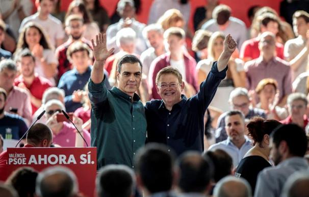 El secretario general del PSOE y presidente del Gobierno en funciones, Pedro Sánchez (i), junto al secretario general del PSPV y president de la Generalitat, Ximo Puig (d), durante el mitin de campaña.