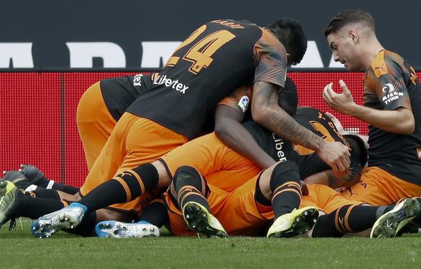Los jugadores del Valencia celebran el segundo gol del equipo marcado por Maxi Gómez, en la victoria ante el RCD Espanyol. /EFE/ Andreu Dalmau