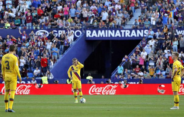-Los jugadores del Barcelona, Gerard Piqué (i), Antoine Griezmann (c) y Frenkie De Jong (d), se lamentan tras el tercer gol del Levante. /EFE