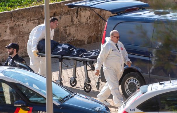 Personal de los servicios funerarios retiran el cuerpo sin vida de la mujer fallecida en Palma. /EFE