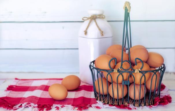 Fotografía de una cesta con huevos.