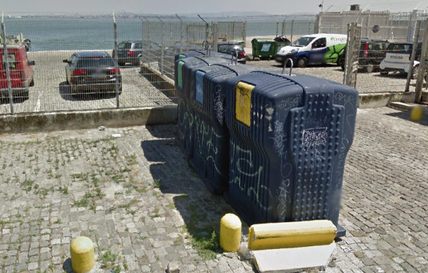 Fotografía de los contenedores al lado de la discoteca Luz de Lisboa.