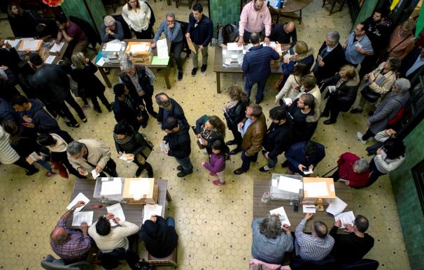 Numerosas personas hacen cola para votar este domingo en el colegio electoral de la Universidad de Barcelona