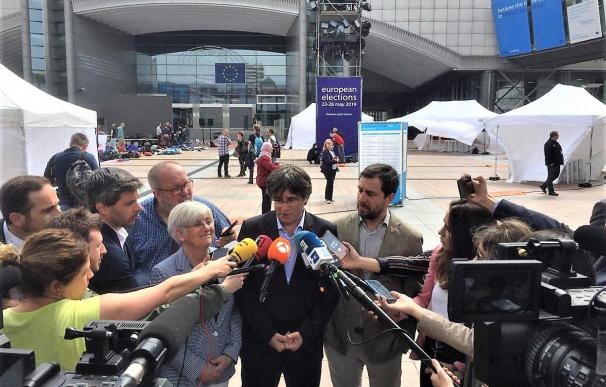 Clara Ponsatí, Carles Puigdemont y Toni Comín (JxCat) ante el Parlamento Europeo el día de les elecciones europeas 2019 (Archivo)