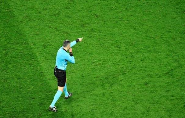 Un árbitro señala el punto de penalti. / EFE