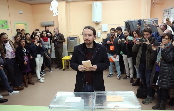 Pablo Iglesias vota. / EFE