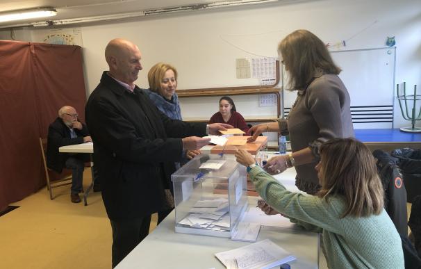 El delegado del Gobierno, Eduardo Echevarría, votando en el colegio Marcial Solana en La Concha de Villaescusa