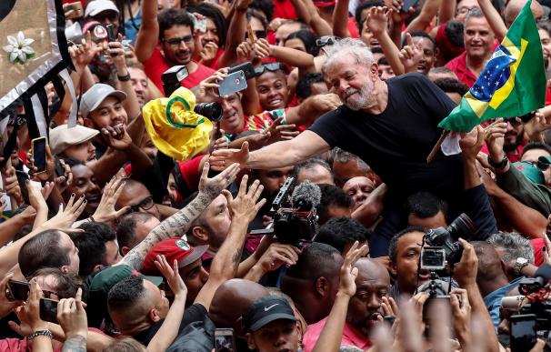 Lula entre sus seguidores tras salir de la cárcel. / EFE