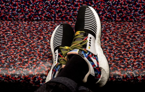 Fotografía de las zapatillas de Adidas para desplazarse gratis en Berlín.