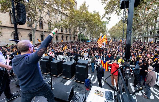 Actuaciones musicales en el acto de Tsunami Democràtic por la jornada de reflexión del 10N en la Gran Vía de Barcelona. /Pau Venteo/ Europa Press