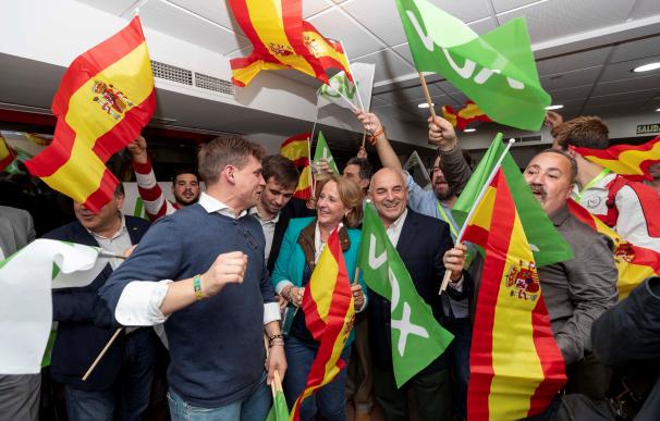 La cabeza de lista de Vox por Murcia al Congreso de los Diputados Lourdes Méndez acompañada de militantes del partido. EFE