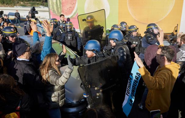 Disturbios en la frontera entre Cataluña y Francia. / EFE