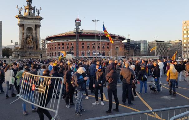 Miembros de los CDR cortan el tráfico en la Plaza de España