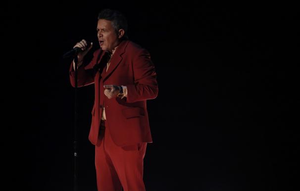 Alejandro Sanz canta durante la gala. / EFE